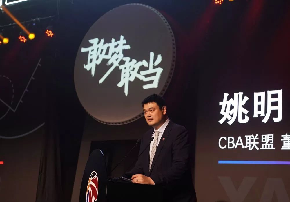 被两个男人按住吃奶好爽